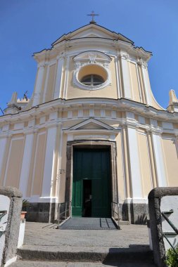 Ischia, Campania, İtalya - 13 Mayıs 2022: 18. yüzyıl Santa Maria delle Grazie Kilisesi ve Araf Ruhları veya Corso Vittoria Colonna 'daki San Pietro Kilisesi