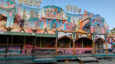 Benevento, Campania, İtalya - 30 Haziran 2022: Sabahın erken saatlerinde Madonna delle Grazie 'nin müşteri ziyafeti için Santa Maria meydanındaki gezintilere genel bakış