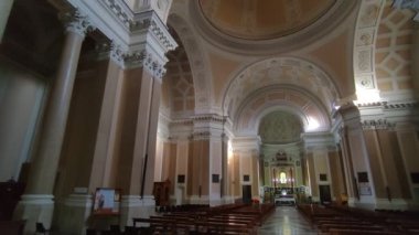 Benevento, Campania, İtalya - 30 Haziran 2022: Viale San Lorenzo 'daki Madonna delle Grazie Bazilikasının iç görünümü