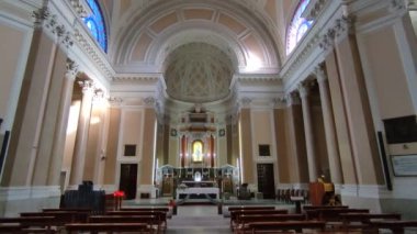 Benevento, Campania, İtalya - 30 Haziran 2022: Viale San Lorenzo 'daki Madonna delle Grazie Bazilikasının iç görünümü