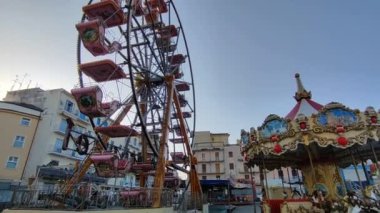 Benevento, Campania, İtalya - 30 Haziran 2022: Sabahın erken saatlerinde Madonna delle Grazie 'nin müşteri ziyafeti için Santa Maria meydanındaki gezintilere genel bakış