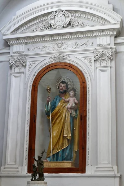 イタリアのカンパニア州イスキア2022年5月13日 ミラベッラ経由で18世紀のサンタントニオ教会の内部 — ストック写真
