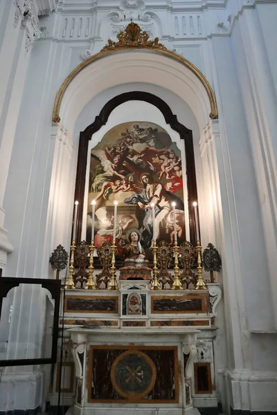 イタリア カンパニア州イスキア2022年5月13日 マッツェッラ経由でサンタ マリア アスンタ大聖堂18世紀の内部 — ストック写真
