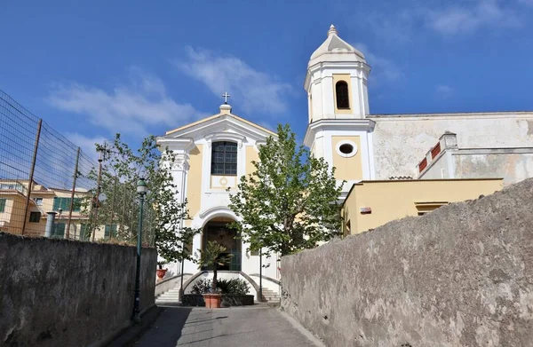 イタリア カンパニア州イスキア2022年5月13日 ミラベッラ経由で18世紀のサンタントニオ教会の外観 — ストック写真