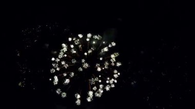 Benevento, Campania, İtalya - 3 Temmuz 2022: Calore nehir kenarındaki Madonna delle Grazie Festivali 'nin sonunda havai fişekler