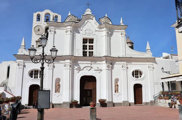 Anacapri, Campania, İtalya - 12 Mart 2022: Piazza Diaz 'dan 17. yüzyıl Santa Sofia Kilisesi