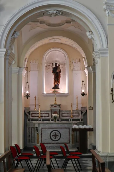 Anacapri, Campania, Italia 12 marzo 2022: Piazza Diaz 'da Interno della seicentesca Chiesa di Santa Sofia