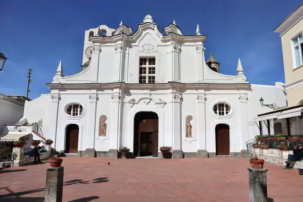 Anacapri, Campania, İtalya - 12 Mart 2022: Piazza Diaz 'dan 17. yüzyıl Santa Sofia Kilisesi