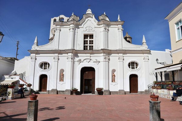 Анакапри, Кампания, Италия - 12 марта 2022 года: Фасад церкви Санта-Софии XVII века на площади Диас