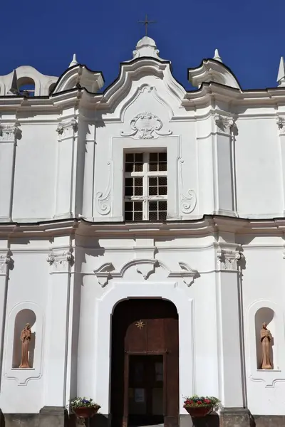 Anacapri, Campania, İtalya - 12 Mart 2022: Piazza Diaz 'dan 17. yüzyıl Santa Sofia Kilisesi