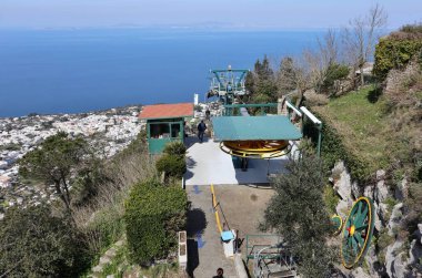 Anacapri, Campania, İtalya - 12 Mart 2022: Monte Solaro 'nun tepesine çıkarken asansörden panorama
