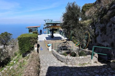 Anacapri, Campania, İtalya - 12 Mart 2022: Monte Solaro 'nun tepesine çıkarken asansörden panorama