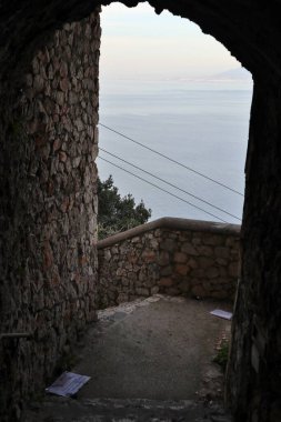 Anacapri, Campania, İtalya - 12 Mart 2022: San Costanzo Kilisesi 'nden San Michele Villa' ya tırmanan Phoenician Merdiveni 'nden panoramik manzara