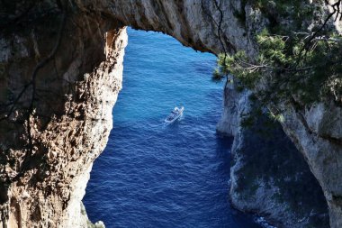 Capri, Campania, İtalya - 13 Mart 2022: Arco Naturale 'in kaya oluşumu