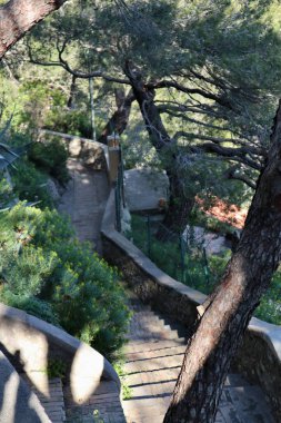 Capri, Campania, İtalya - 13 Mart 2022: Doğal Kemer 'e inen merdiven