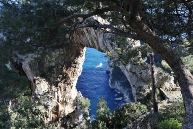 Capri, Campania, İtalya - 13 Mart 2022: Arco Naturale 'in kaya oluşumu