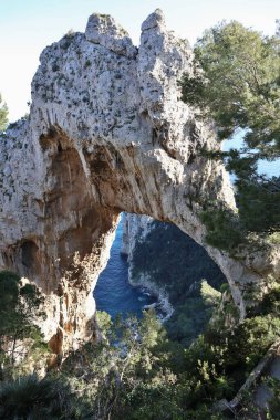 Capri, Campania, İtalya - 13 Mart 2022: Arco Naturale 'in kaya oluşumu