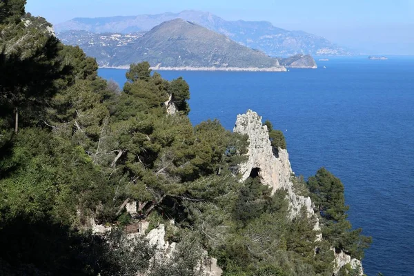 意大利坎帕尼亚卡普里 2022年3月13日 通过Arco Naturale前往索伦廷半岛的全景 — 图库照片