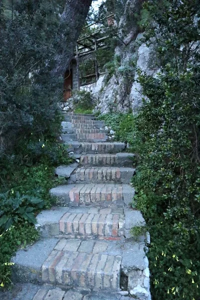 Capri, Campania, İtalya - 11 Mart 2022: Gün batımında Doğal Kemer 'e inen merdiven