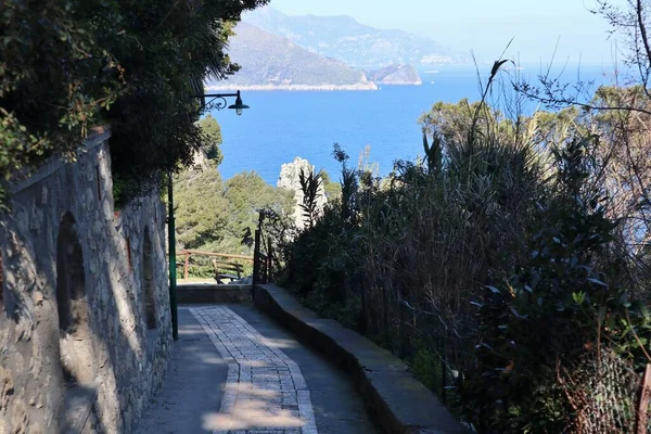 Capri, Campania, İtalya - 13 Mart 2022: Arco Naturale üzerinden Sorrentine Yarımadası 'na doğru Panorama