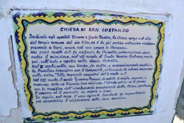 Capri, Campania, İtalya - 12 Mart 2022: San Costanzo Kilisesi Majolica plaketi