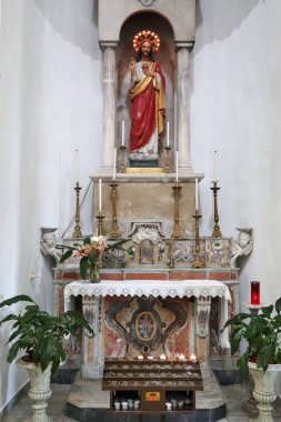 Capri, Campania, İtalya - 12 Mart 2022: Via Marina Grande 'deki ortaçağ San Costanzo veya Maria Santissima della Libera Kilisesi