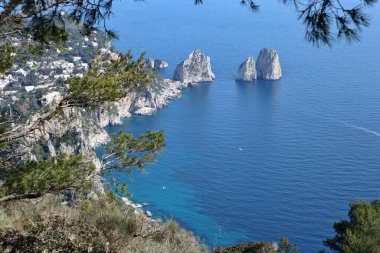 Anacapri, Campania, İtalya - 12 Mart 2022: Valletta di Cetrella 'dan Faraglioni Panoraması