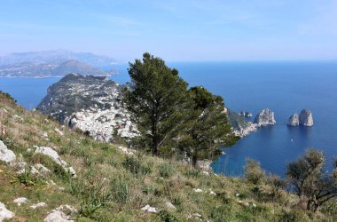 Anacapri, Campania, İtalya - 12 Mart 2022: Valletta di Cetrella 'dan Faraglioni Panoraması