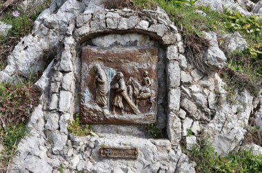 Anacapri, Campania, İtalya - 12 Mart 2022: Via Crucis İstasyonu, heykeltıraş Egidio Ambrosetti 'nin bir bronz çalışması, Via Monte Solaro' dan Santa Maria di Cetrella Hermitage 'e giden yol boyunca