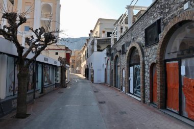 Capri, Campania, İtalya - 13 Mart 2022 Via Camerelle Glimpse