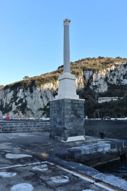 Capri, Campania, İtalya - 13 Mart 2022: Gün batımında Marina Grande Limanı 'nın Glimpse