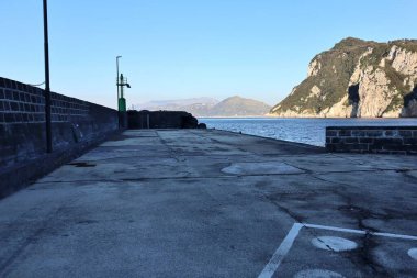 Capri, Campania, İtalya - 13 Mart 2022: Gün batımında Marina Grande Limanı 'nın Glimpse