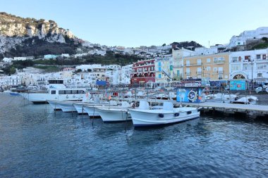 Capri, Campania, İtalya - 13 Mart 2022: Gün batımında Marina Grande Limanı 'nın Glimpse