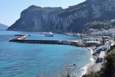 Capri, Campania, İtalya - 11 Mart 2022 Via Marina Grande 'den liman manzarası
