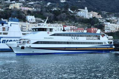 Capri, Campania, İtalya - 13 Mart 2022: Günbatımında Marina Grande limanının iskelesinde NLG 'nin hidrofolyosu