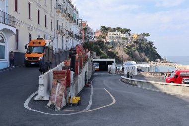 Capri, Campania, İtalya - 11 Mart 2022: Via Marina Grande 'nin virajları boyunca küçük şehir otobüsü