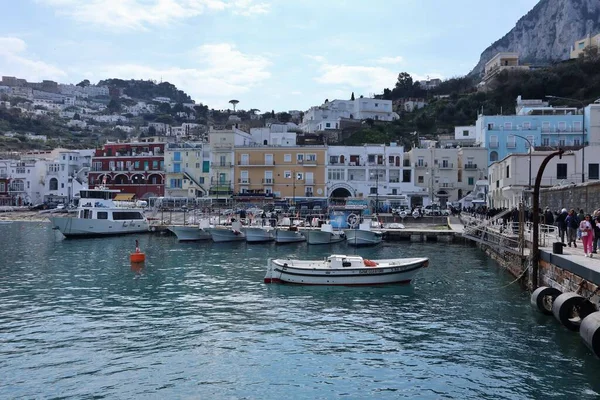 Capri Kampanien Italien Mars 2022 Turister Stiger Land Hamnen Marina — Stockfoto