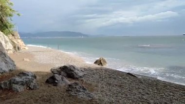 Vietri Konsolosu Mare, Campania, İtalya - 4 Eylül 2022: Cetara sınırında özel erişimi olan küçük bir plaja genel bakış