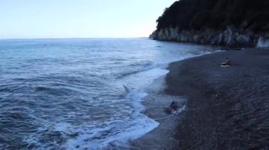Vietri Konsolosu Mare, Campania, İtalya - 4 Eylül 2022: Cetara sınırında özel erişimi olan küçük bir plaja genel bakış