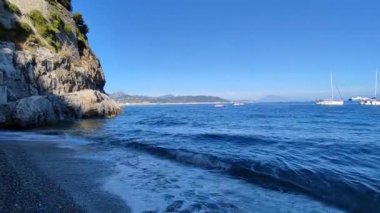 Vietri Konsolosu Mare, Campania, İtalya - 4 Eylül 2022: Cetara sınırında özel erişimi olan küçük bir plaja genel bakış