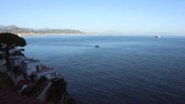 Vietri Konsolosu Mare, Campania, İtalya - 4 Eylül 2022: Günbatımında Salerno limanına doğru panoramanın hızlandırılmış filmi