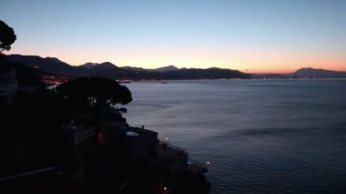Vietri Konsolosu Mare, Campania, İtalya - 5 Eylül 2022: Güneşin doğuşuyla Salerno limanına doğru panoramanın hızlandırılmış filmi