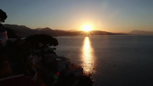 2022年9月5日 イタリア カンパニア州のヴェトリ マーレ 日の出に海岸からサレルノ港へのパノラマの加速フィルム — ストック動画