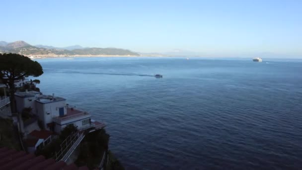 2022年9月4日 日没時に海岸からサレルノ港へのパノラマの加速フィルム — ストック動画