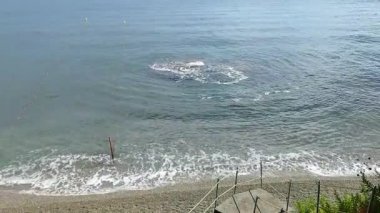 Vietri Konsolosu Mare, Campania, İtalya - 4 Eylül 2022: Cetara sınırında özel erişimi olan küçük bir plaja genel bakış