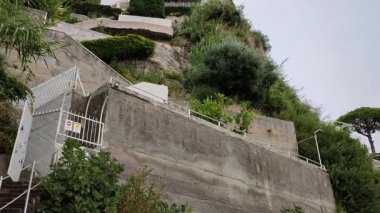 Vietri Konsolosu Mare, Campania, İtalya - 4 Eylül 2022: Cetara sınırında özel erişimi olan küçük bir plaja genel bakış