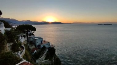 Vietri Konsolosu Mare, Campania, İtalya - 4 Eylül 2022: Deniz manzaralı B & B terasından sahil manzarası
