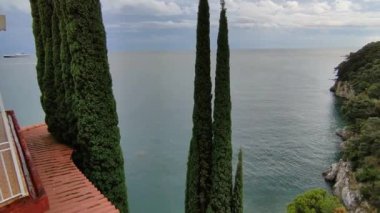 Vietri Konsolosu Mare, Campania, İtalya - 4 Eylül 2022: Deniz manzaralı B & B terasından sahil manzarası