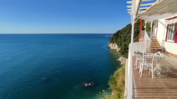 2022年9月5日 イタリア カンパニア州 ヴェトリ マーレ 海を見下ろすB Bのテラスから海岸のパノラマビュー — ストック動画