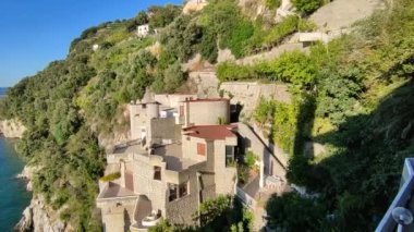 Vietri Konsolosu Mare, Campania, İtalya - 4 Eylül 2022: Deniz manzaralı B & B terasından sahil manzarası